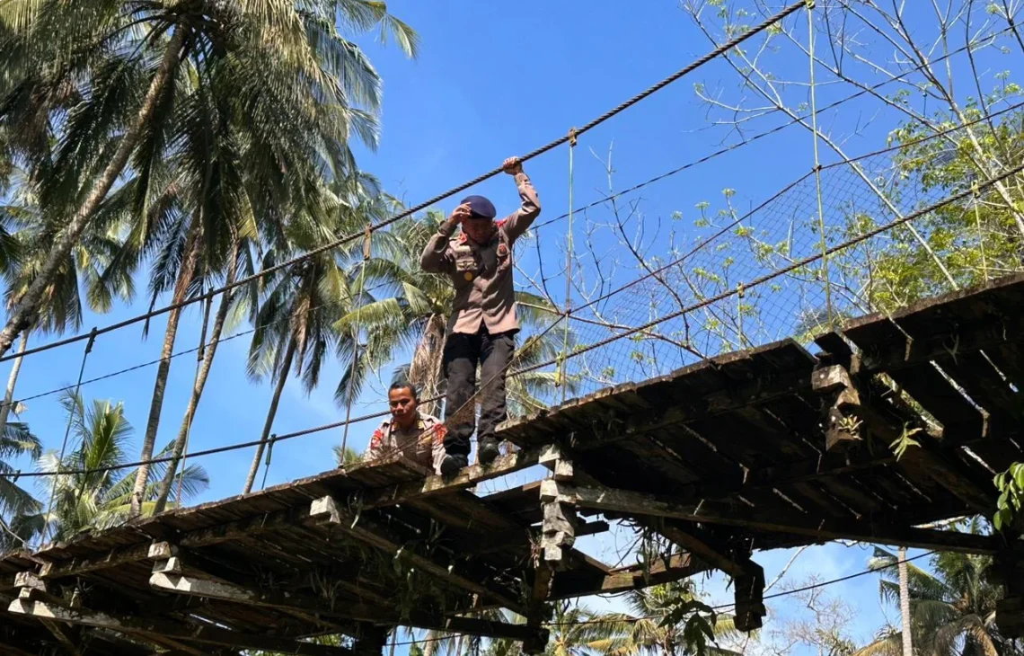 Ensuring Rural Safety, North Sumatra Mobile Brigade Inspects Suspension Bridge Condition in Remote Tapsel Village