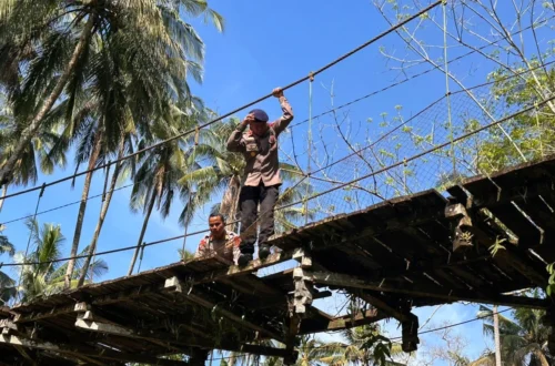 Ensuring Rural Safety, North Sumatra Mobile Brigade Inspects Suspension Bridge Condition in Remote Tapsel Village